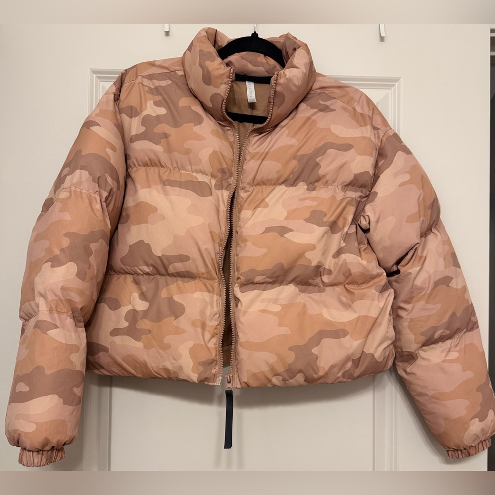 Fabletics Cloudshell Cropped Puffer Jacket XXS Beige Camo - Picture 10 of 15